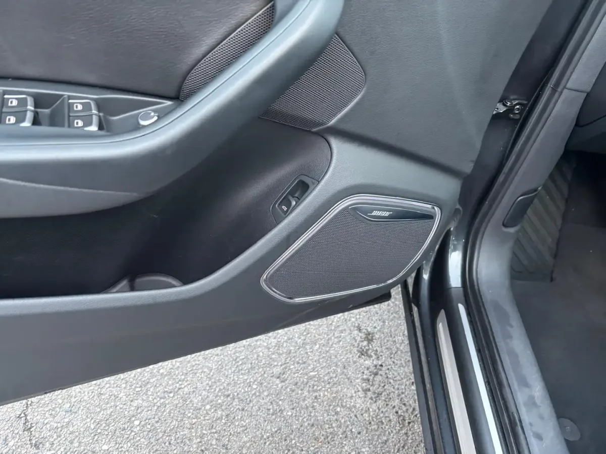 Audi Q3 2018 — photo 3
