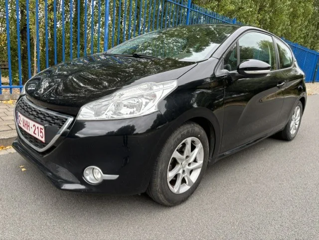 Peugeot 208 2014 — photo 1