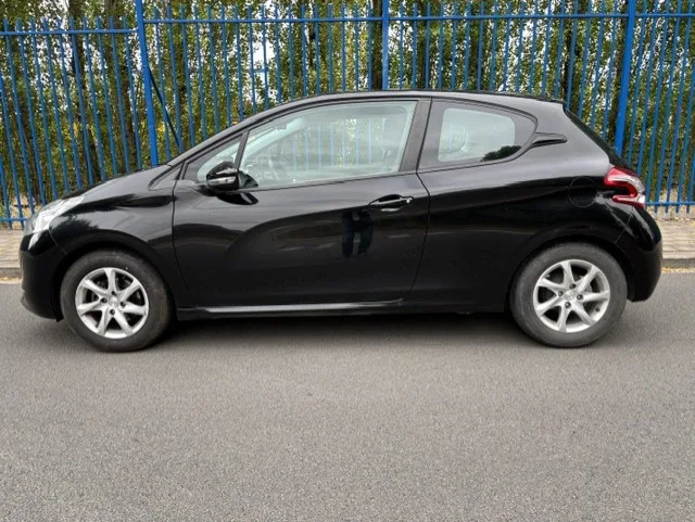 Peugeot 208 2014 — photo 3