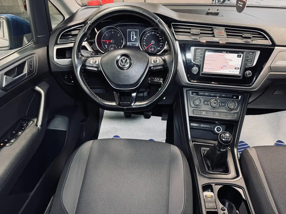 Volkswagen Touran 2017 — photo 2