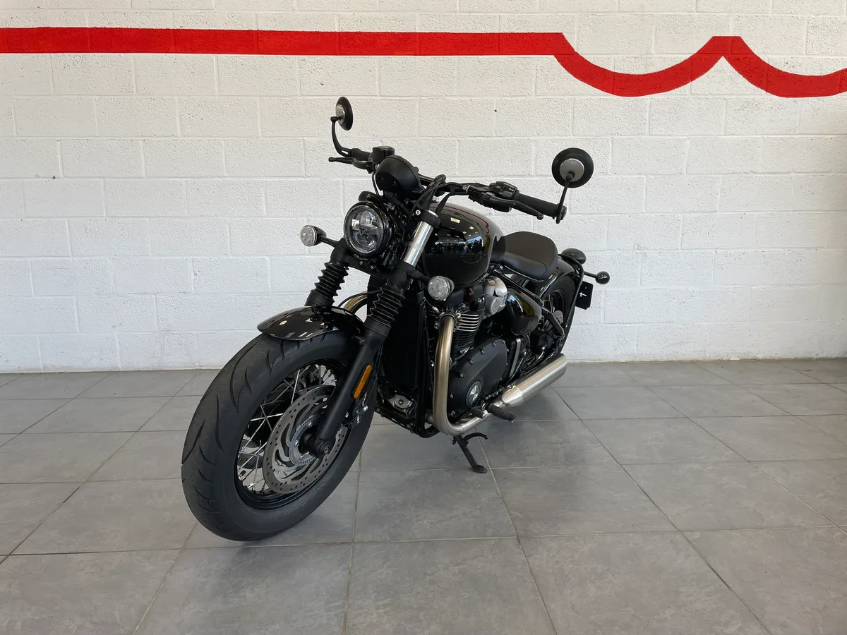 Triumph Bonneville Bobber 2025 — photo 2