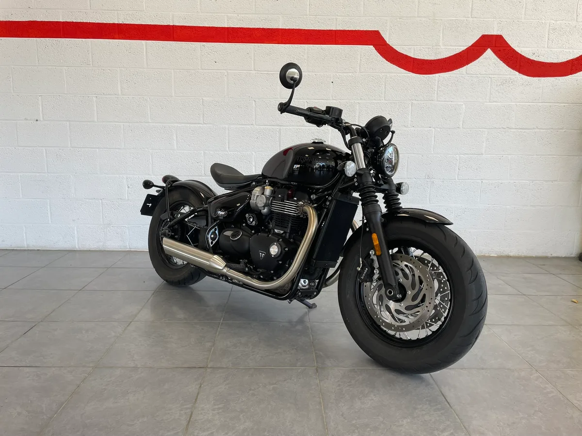Triumph Bonneville Bobber 2025 — photo 1