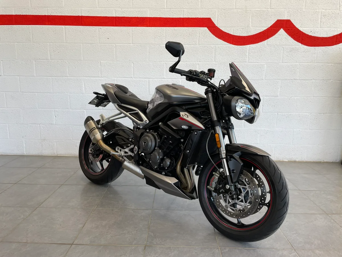 Triumph Street Triple 2018 — photo 1