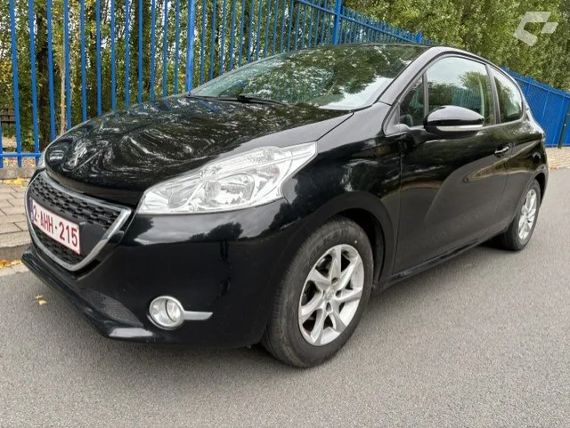 Peugeot 208 2014 — photo 1