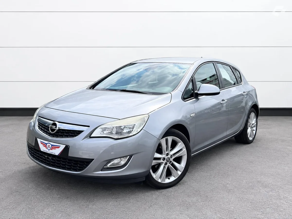 Opel Astra 2010 — photo 1