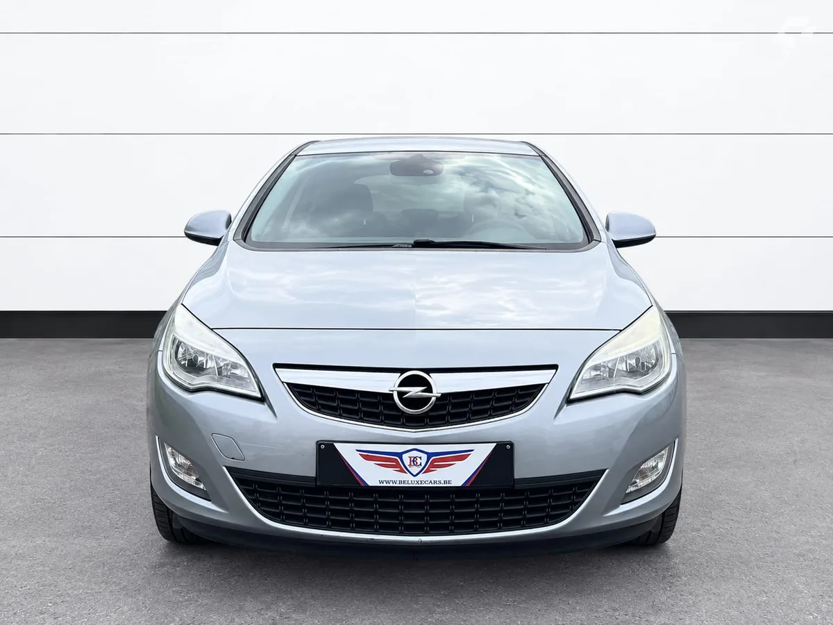 Opel Astra 2010 — photo 2