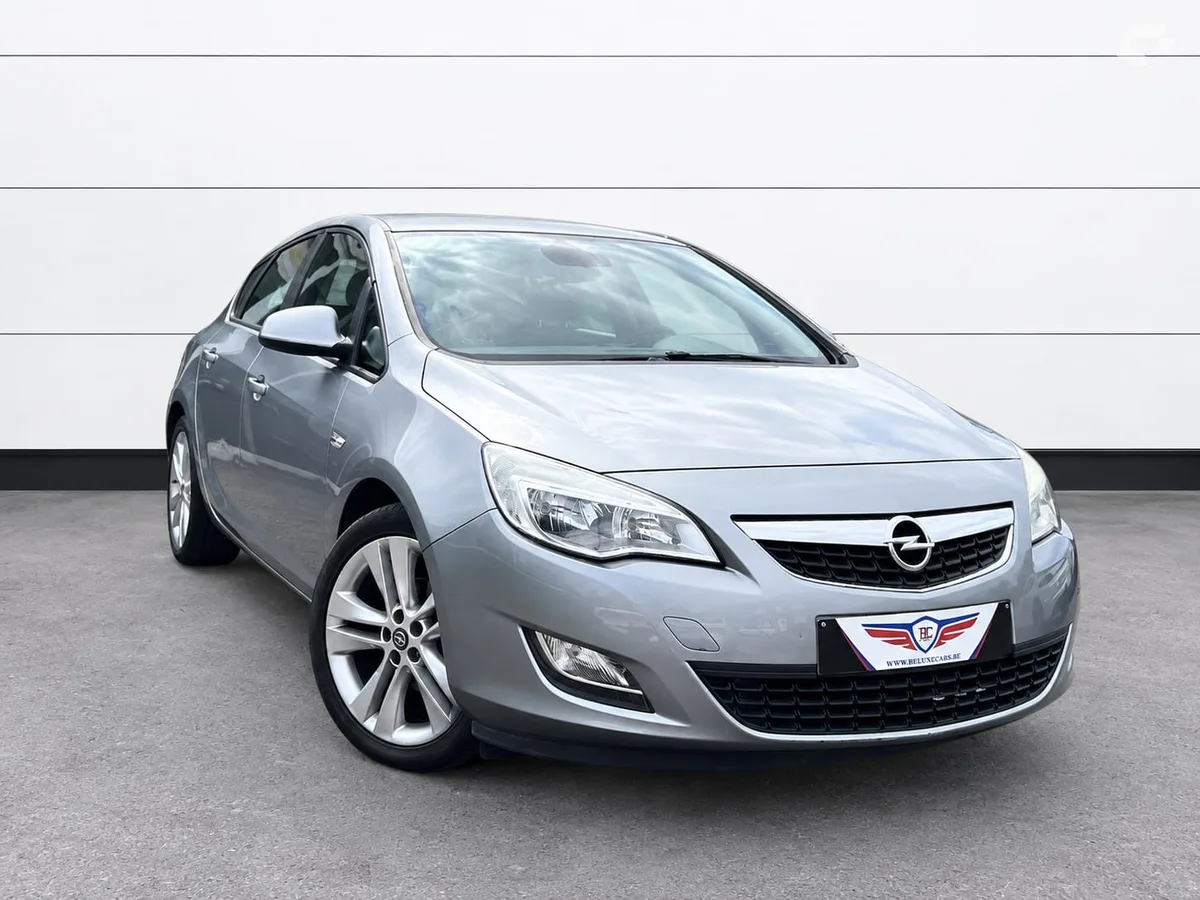 Opel Astra 2010 — photo 3