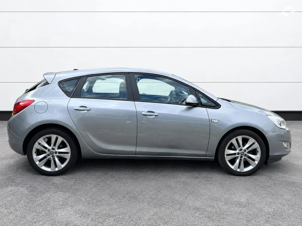 Opel Astra 2010 — photo 4