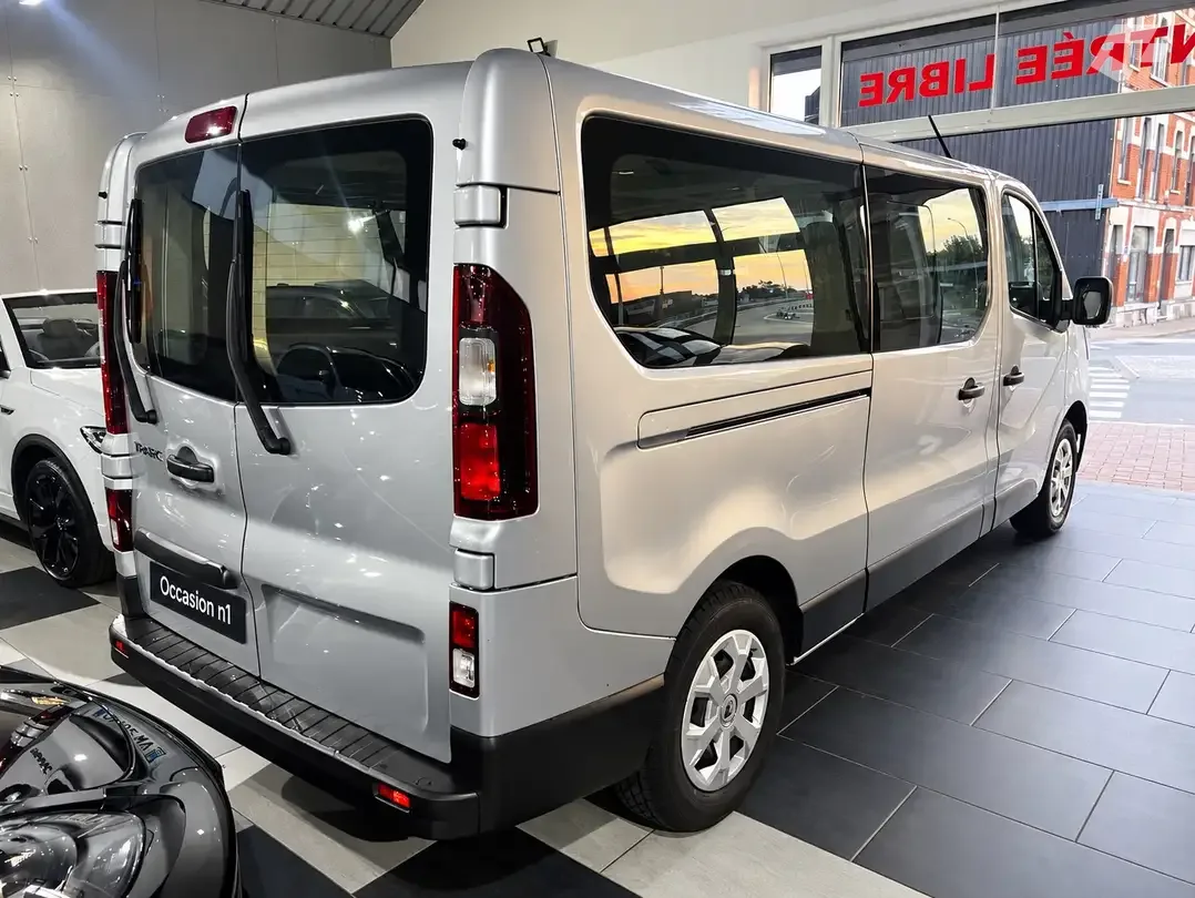 Renault TRAFIC 2023 — photo 2