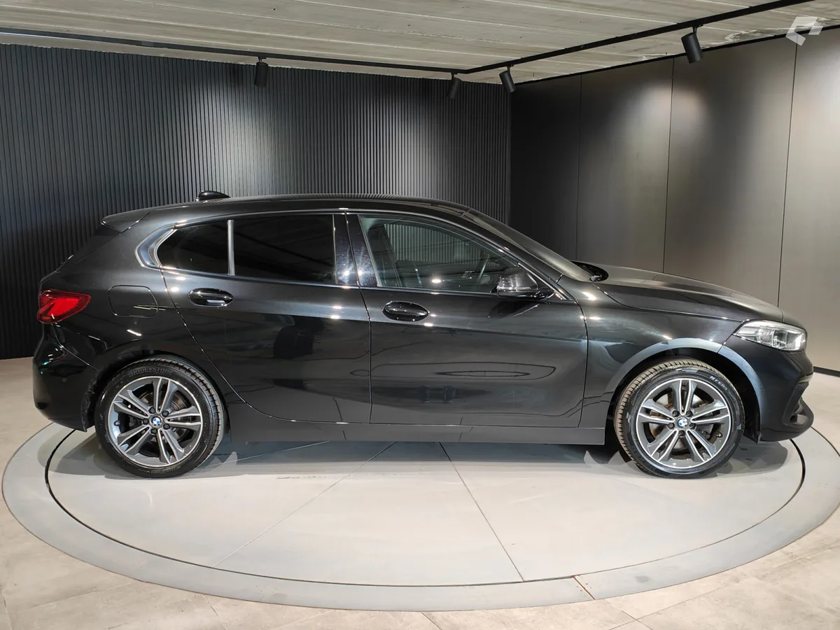 BMW 118 2023 — photo 2