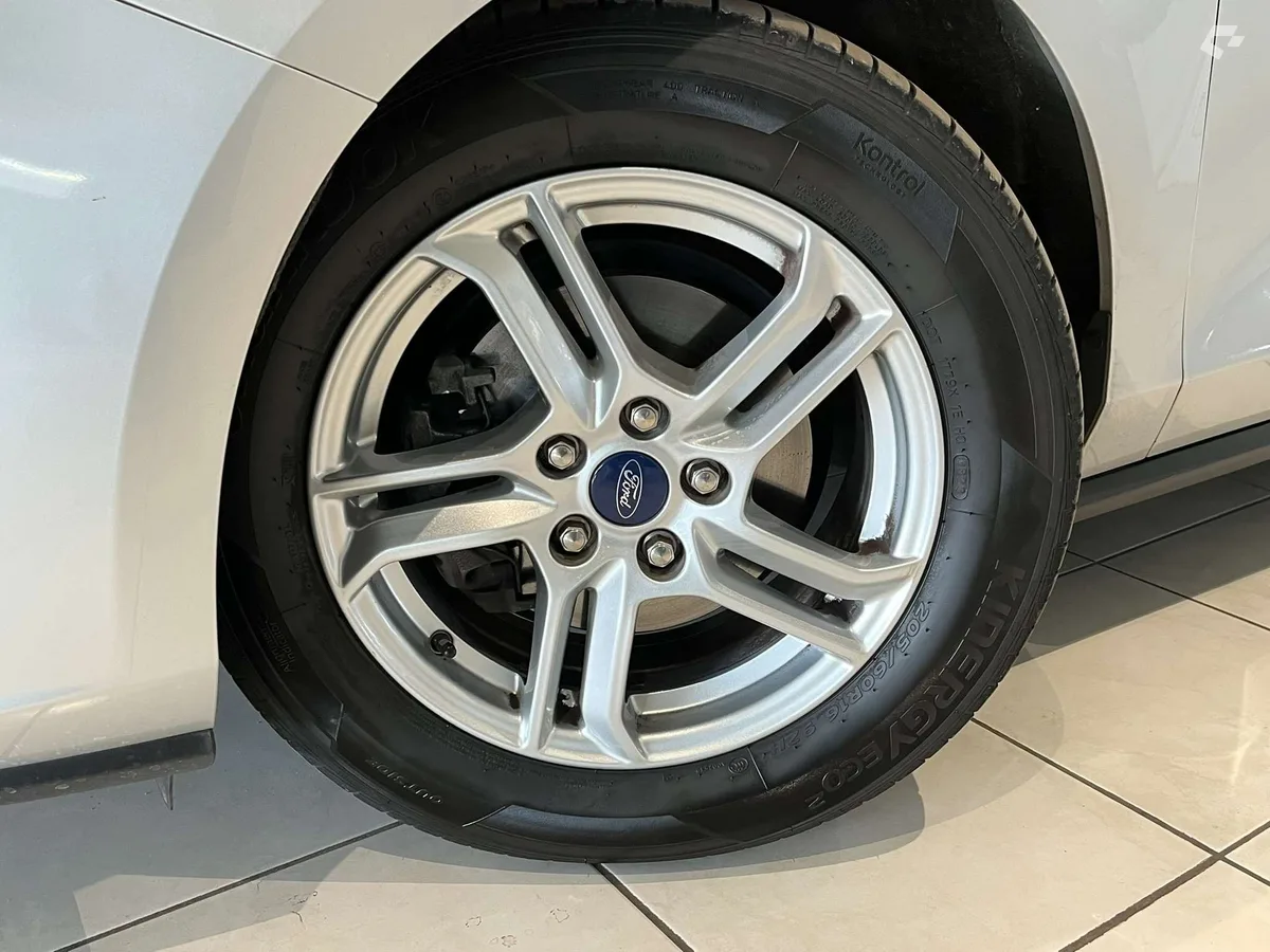 Ford Focus 2021 — photo 2