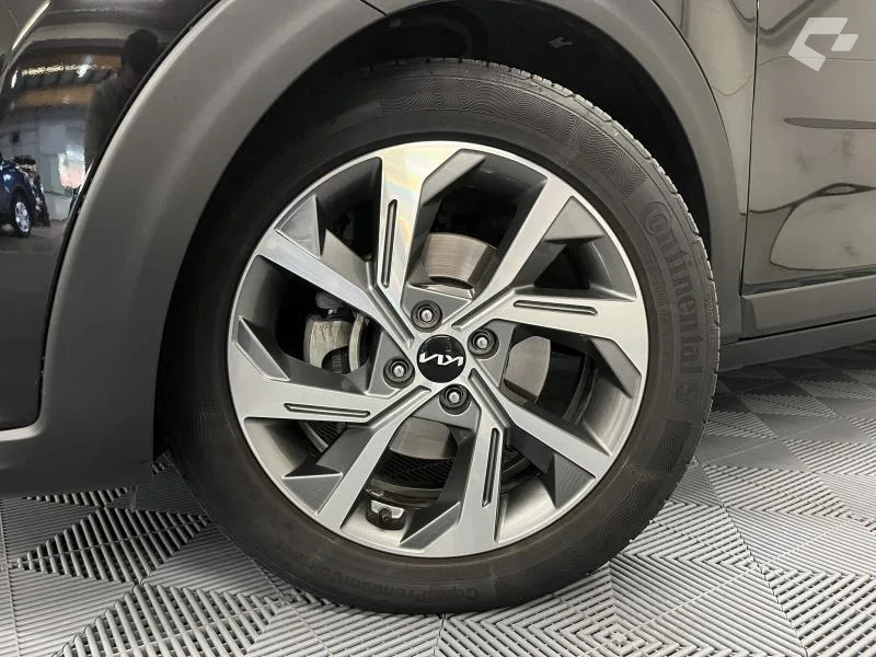 Kia Stonic 2023 — photo 2