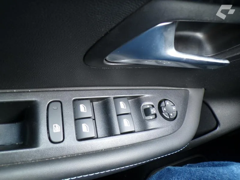 Peugeot E 208 2023 — photo 4