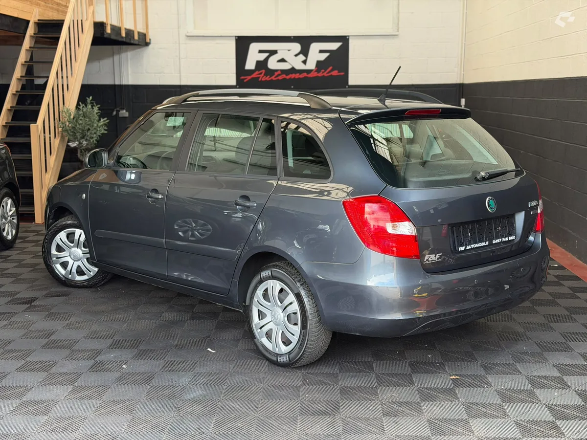 Skoda Fabia 2012 — photo 3
