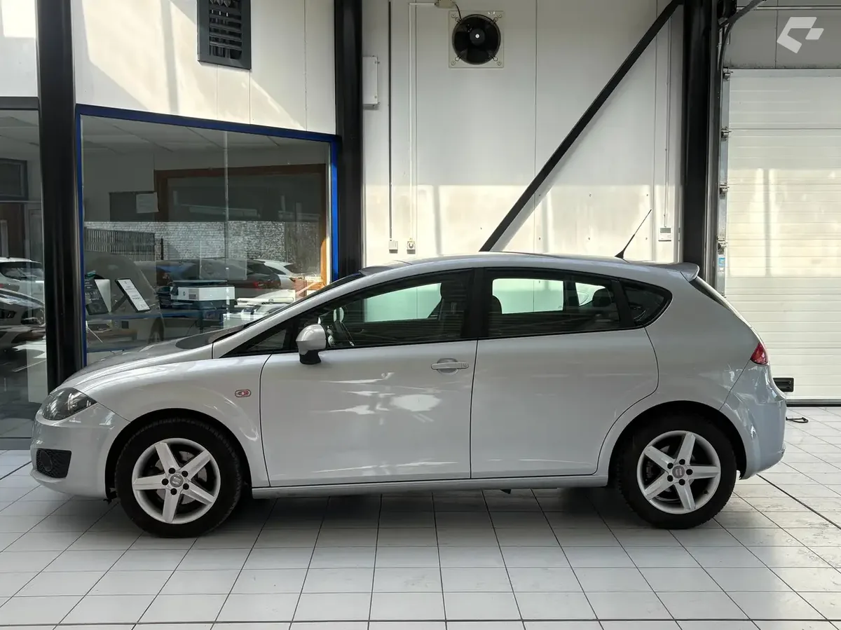 SEAT Leon 2011 — photo 2