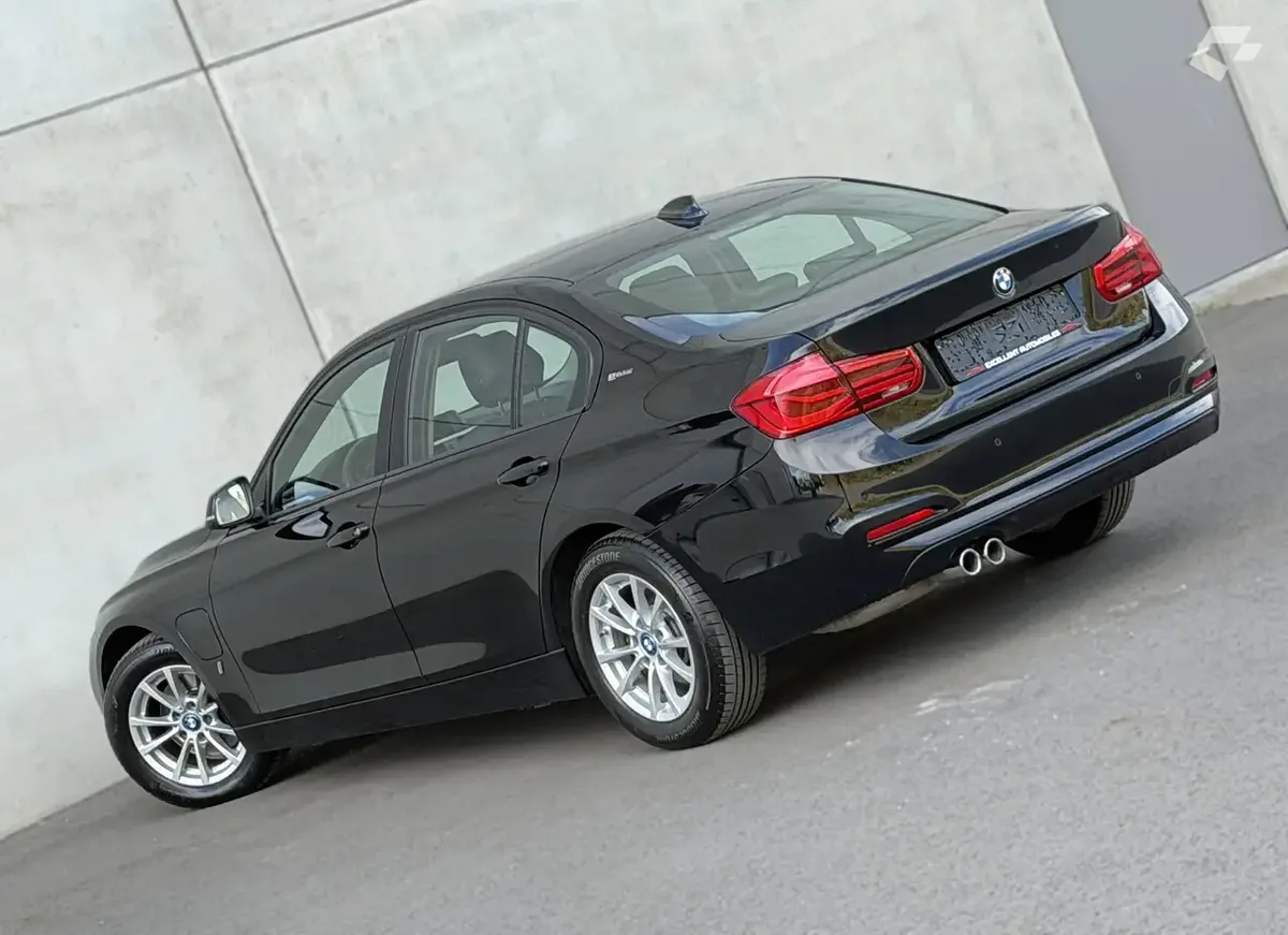 BMW 330 2018 — photo 4